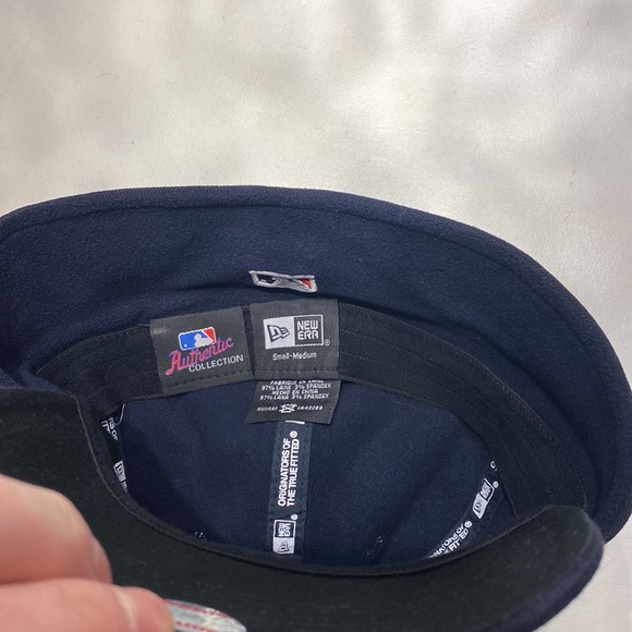 New York Yankees (Slightly Curved Bill) 2009 On-Field Cap with Ear Warmers - Picture 4 of 6